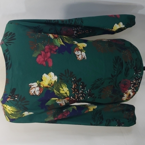 3/$30 𝅺COLLECTIVE CONCEPTS Floral V neck Blouse Hunter Green - Picture 5 of 7